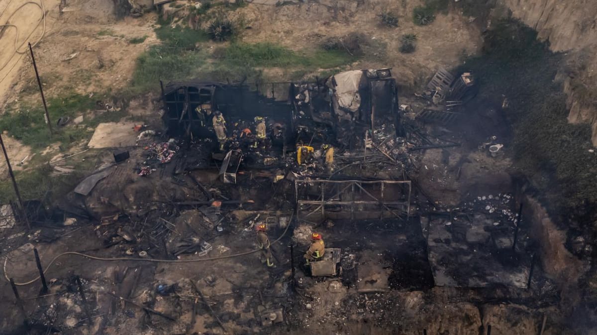 Cinco casas y un automóvil fueron consumidos por un incendio registrado la tarde de este jueves en la colonia Rancho Las Flores, Segunda Sección, en una zona de difícil acceso. Foto: Border Zoom