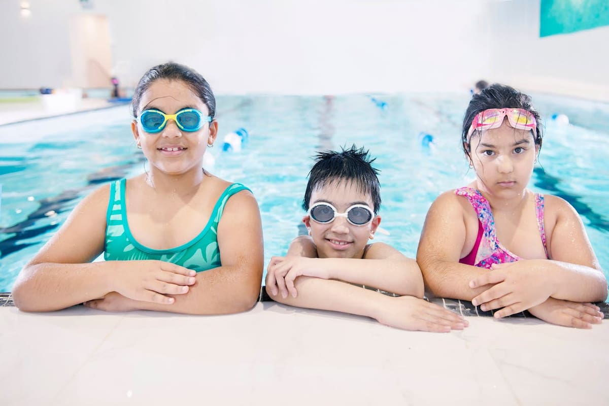 Profeco revela precios de escuelas de natación en 4 estados en 2026 y advierte qué debes revisar antes de inscribir a niñas y niños