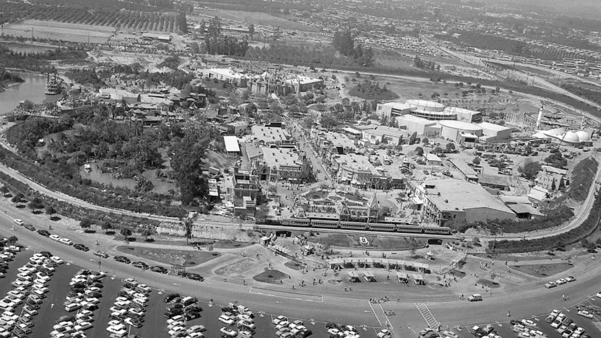 Fue inaugurado el 17 de julio de 1955, en Anaheim, California