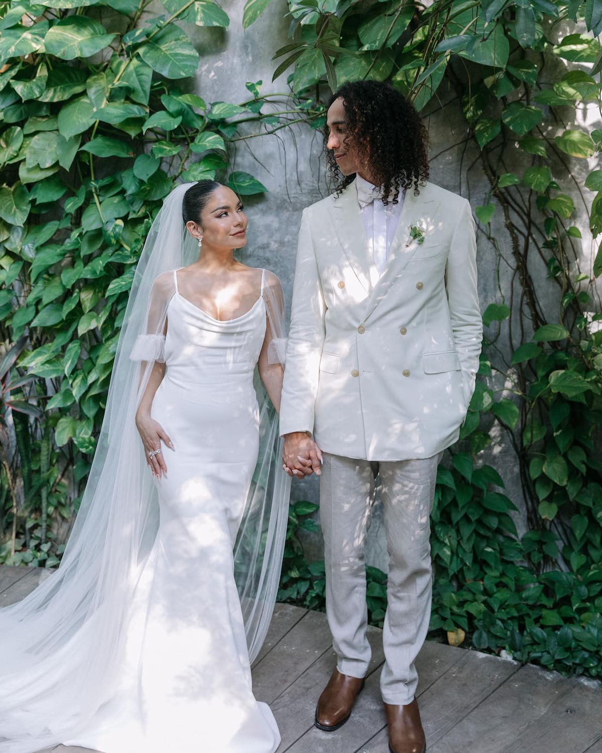 Vanessa Hudgens y Cole Tucker el día de su boda en 2023 / Instagram @vanessahudgens
