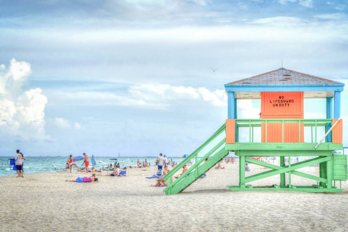 Tiburón asusta a turistas en playas de Florida