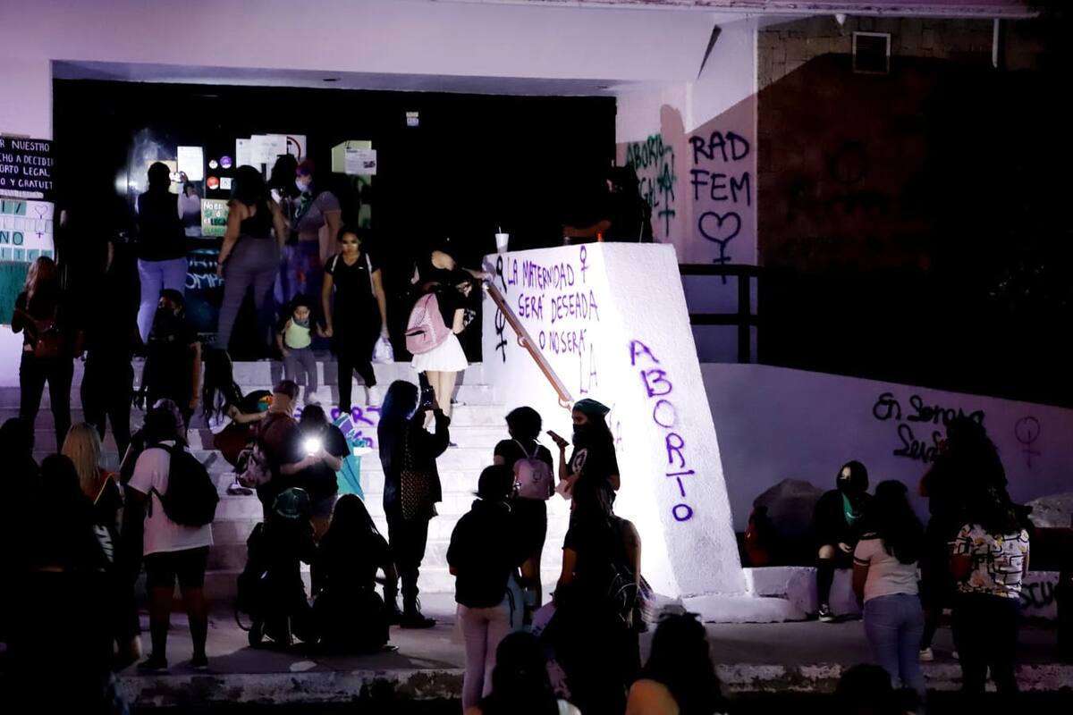 Colectivos feministas marchan para exigir la legalización del aborto en Sonora