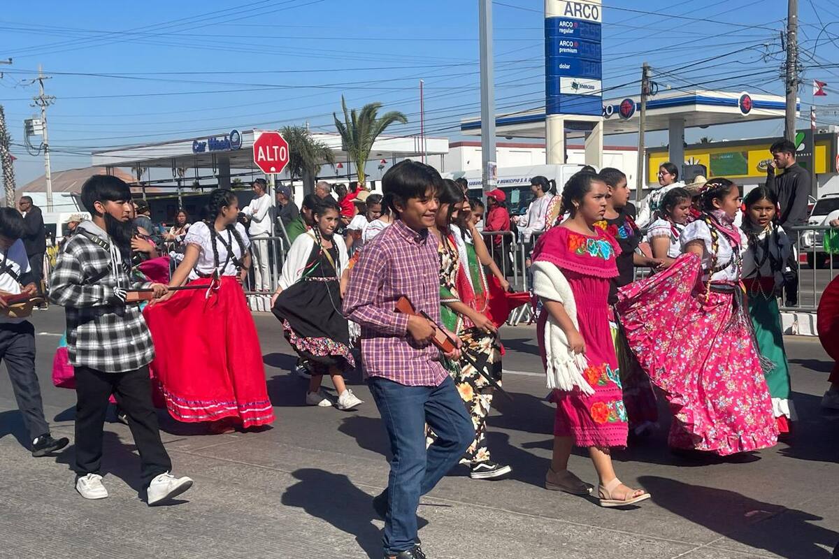Participan 40 contingentes en desfile de la Revolución Mexicana en Rosarito