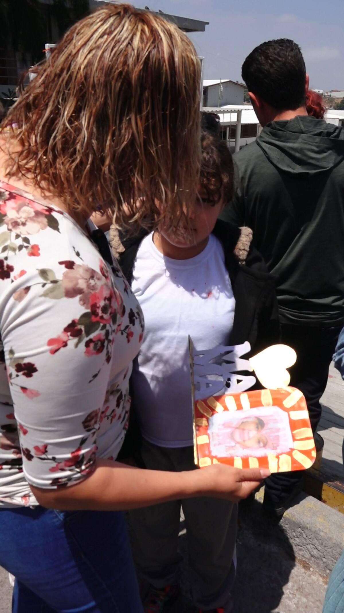 Su hija Regina la recibió con un presente cuando fue recogerla a la primaria.
