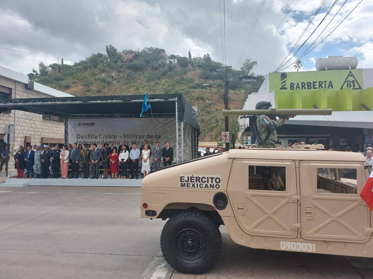 Inicia desfile cívico militar en Nogales