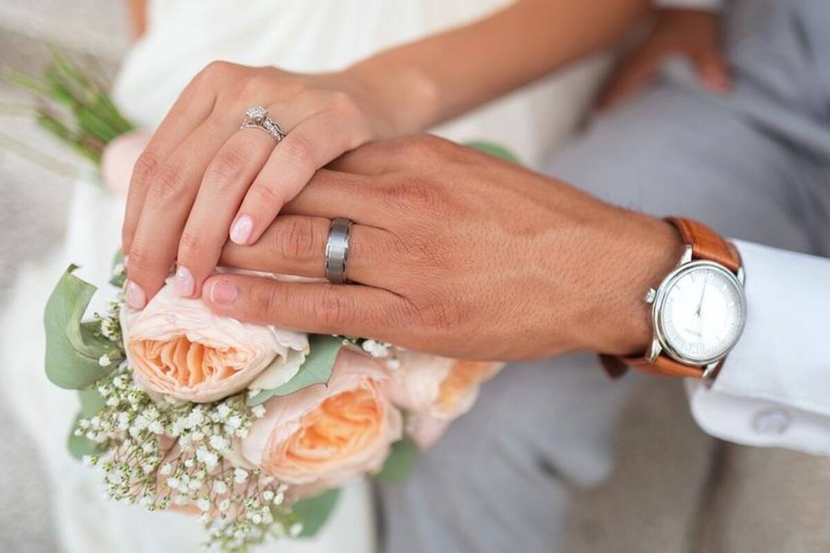 Adelantan su boda por el conflicto que se vive en su país