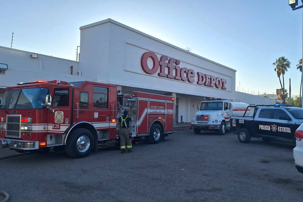 Atienden incendio en Office Depot de Luis Encinas y Reforma