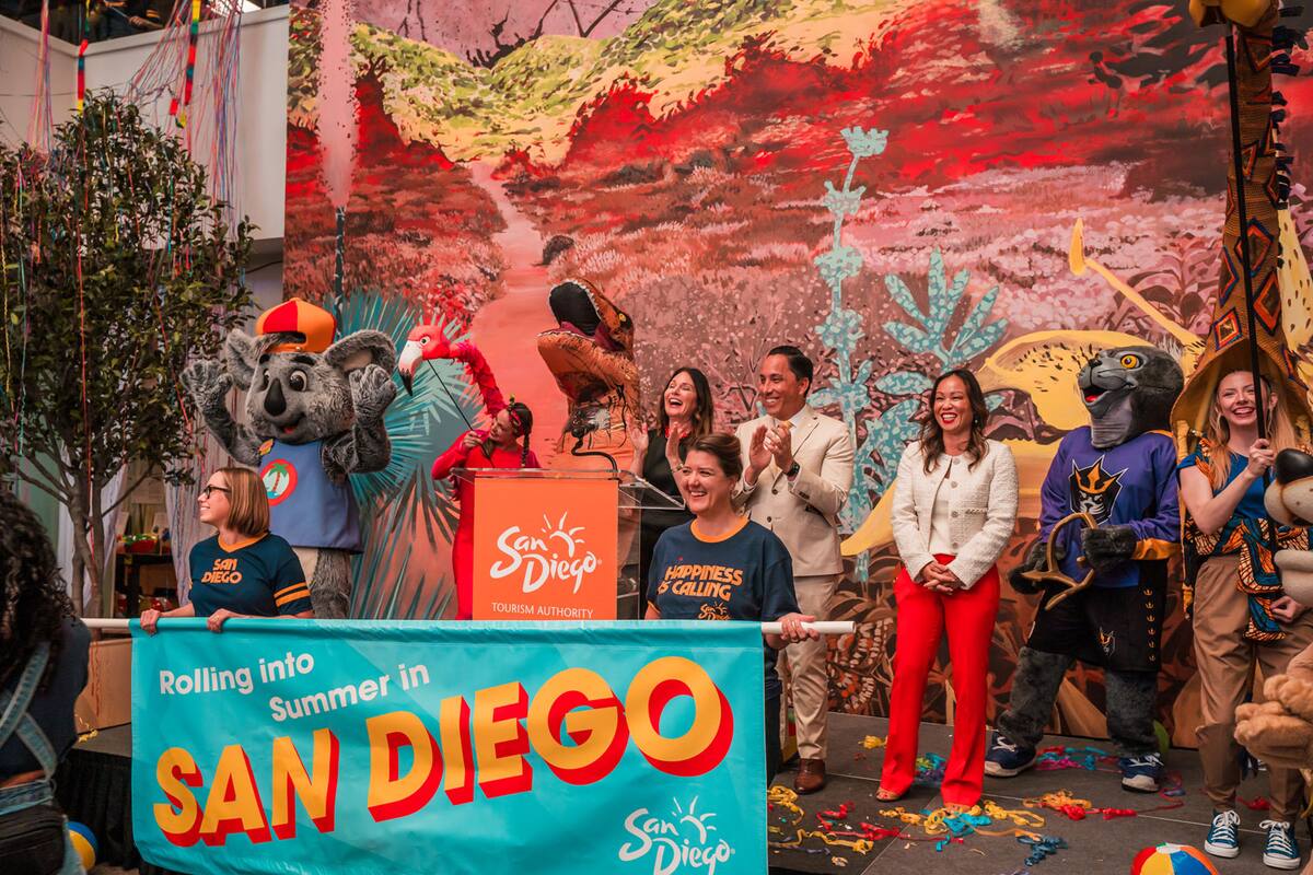 Para iniciar oficialmente la temporada de verano 2024 en San Diego en la conferencia de prensa, líderes locales, incluyendo al alcalde Todd Gloria, invitaron a una asamblea de íconos del turismo, mascotas deportivas y patinadores locales de Ringer’s Roller Rink para una gran entrada.