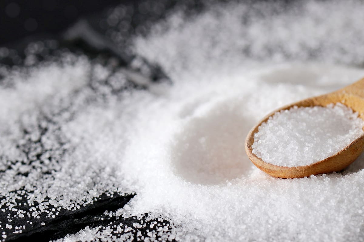 Reducir el sodio en la dieta: beneficios y riesgos de no hacerlo con supervisión