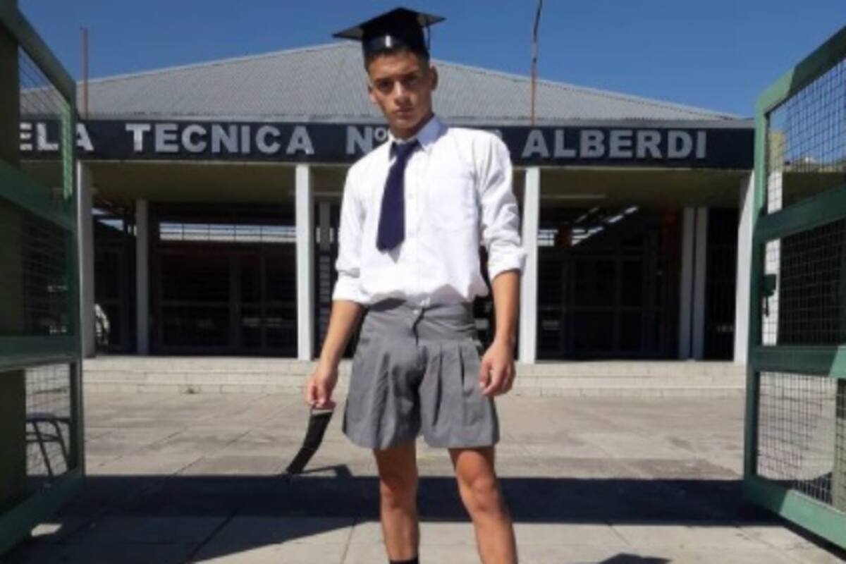Joven acude con falda a su graduación, le niegan el diploma
