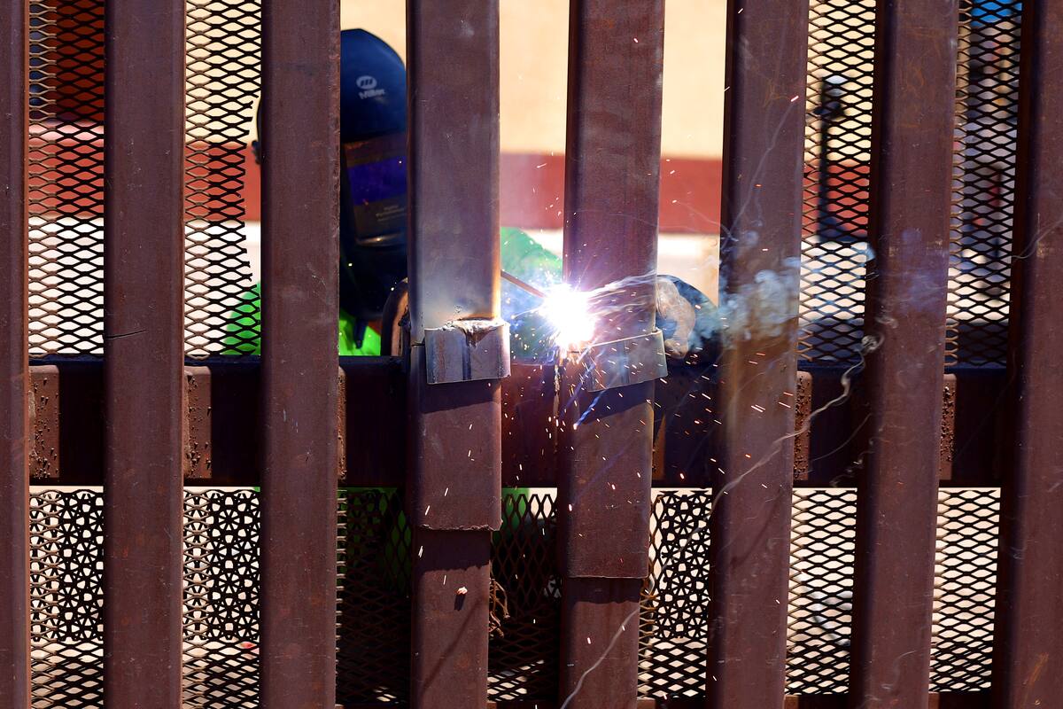 Cortan cerco fronterizo; pasan diez migrantes