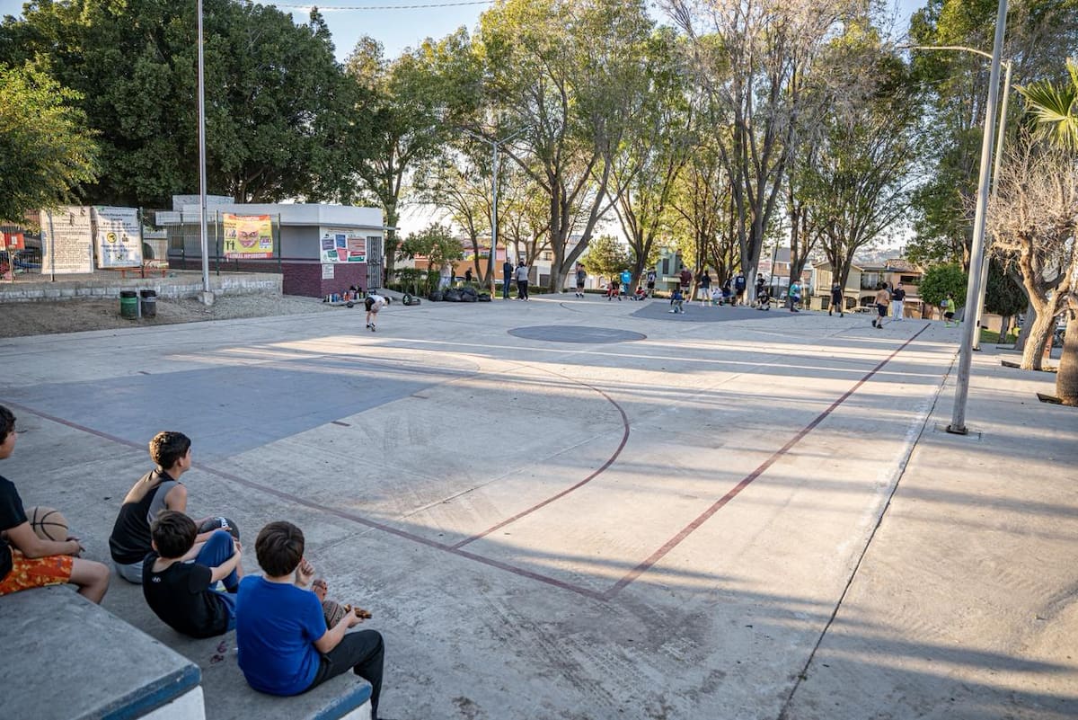 Familias se manifestaron para exigir el libre uso de la cancha en el parque Lomas Hipódromo, luego de que fueran retirados los aros de básquetbol y se aplicara un reglamento interno del comité vecinal. Foto: Border Zoom