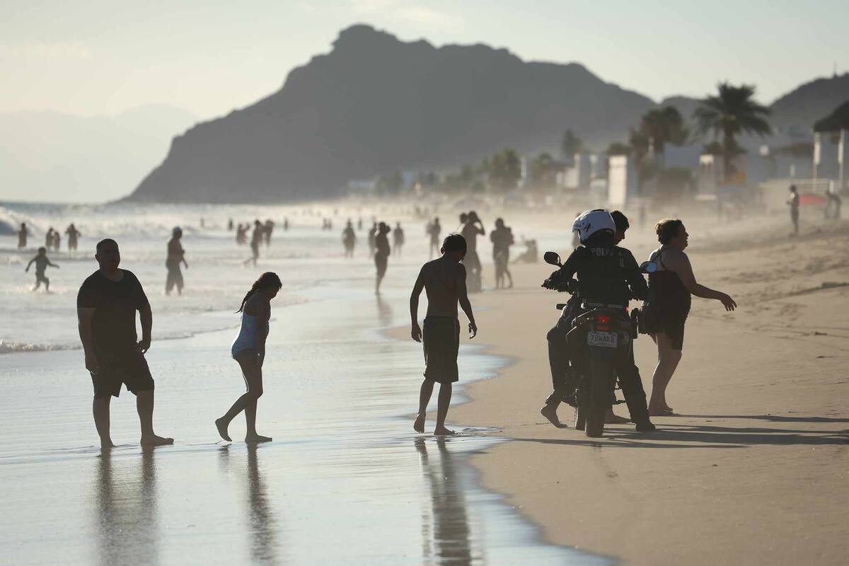 Cierre de playas en Bahía de Kino por “Ileana” no impidió que bañistas se dieran un chapuzón; autoridades se mantienen en vigilancia