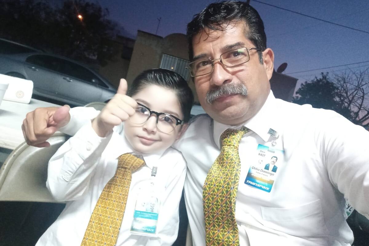 Niño festeja cumpleaños con tema de conductor de autobús en honor a su abuelo