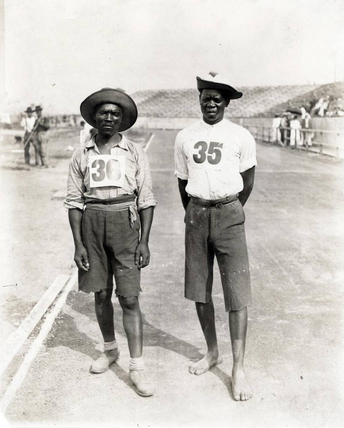 En 1904, los primeros africanos en competir en los Juegos Olímpicos fueron Jan Mashiani y Len Taunyane, quienes participaron en el maratón de St. Louis. Foto: Missouri History Museum