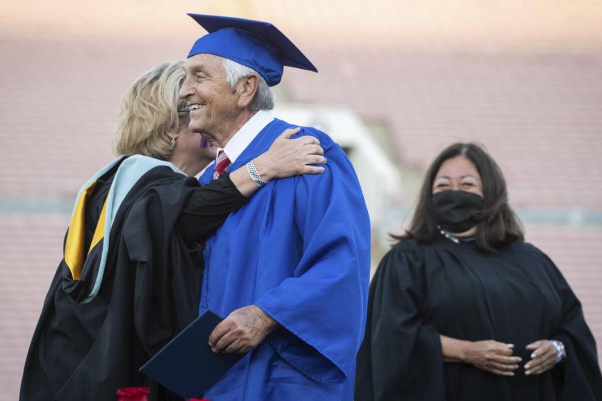 Hombre de 78 años se gradúa de la secundaria en California