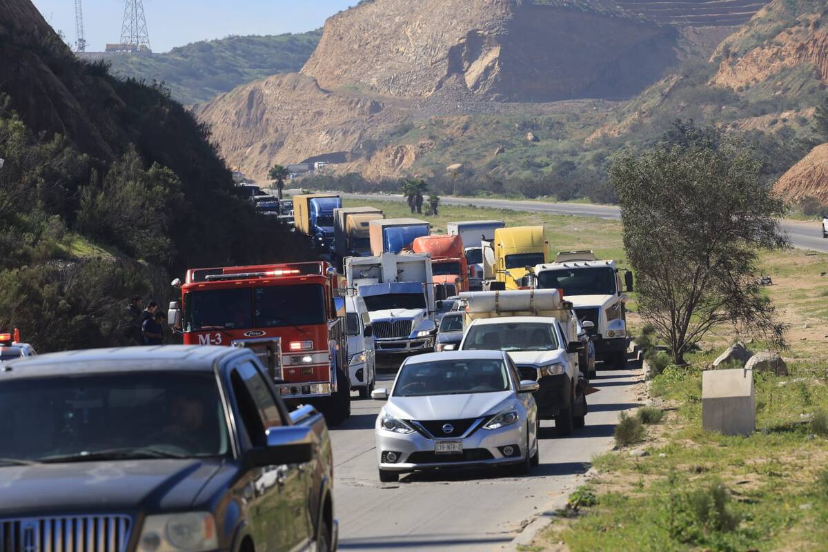 El camión acabó volcado sobre la carretera en ruta a la colonia El Refugio. Foto: Sergio Ortiz