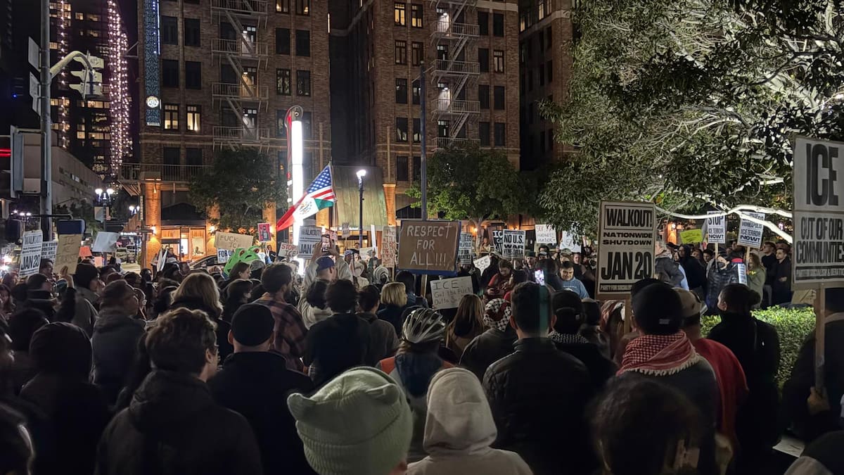 Decenas de personas se manifestaron frente a la corte federal en el centro de San Diego para expresar su rechazo a los operativos del Servicio de Control de Inmigración de Estados Unidos. Fotos: Ana Gomez