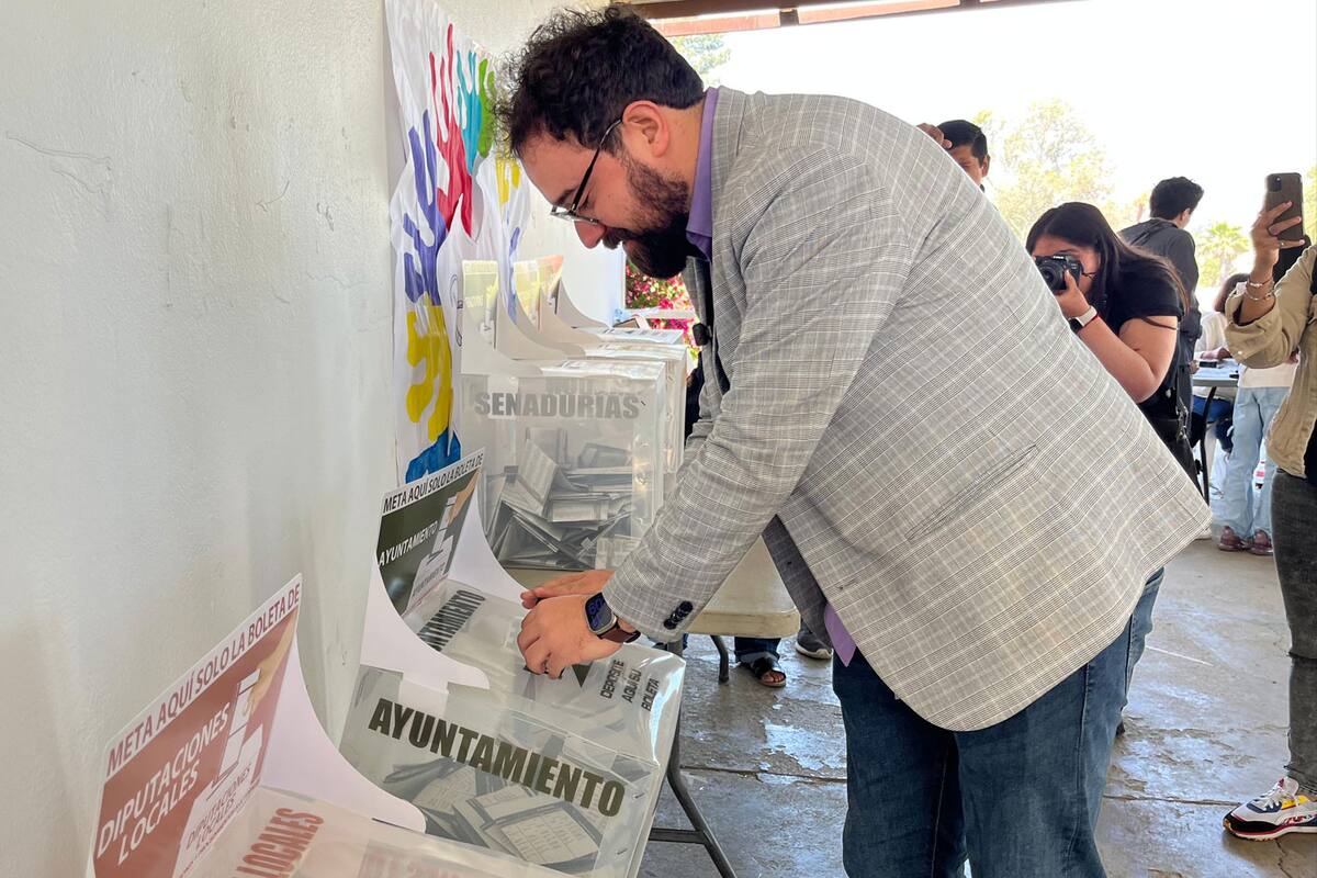 Alcalde de Tecate y candidato del PES acude a votar