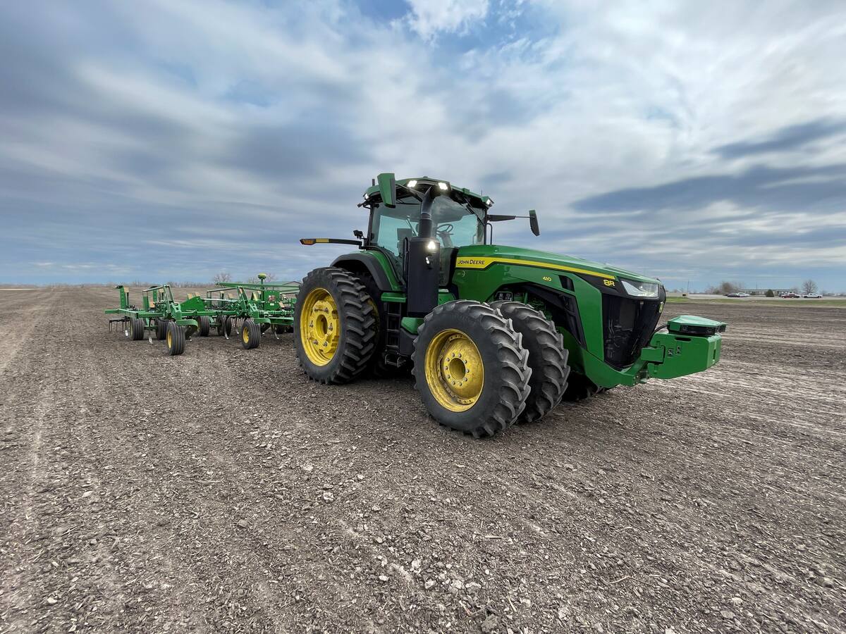 Imagen de archivo. Un tractor autónomo Deere & Co. 8R se muestra en Jensen Test Farm en Bondurant, Iowa, EE. UU.. 28 de abril de 2022. REUTERS/Bianca Flowers