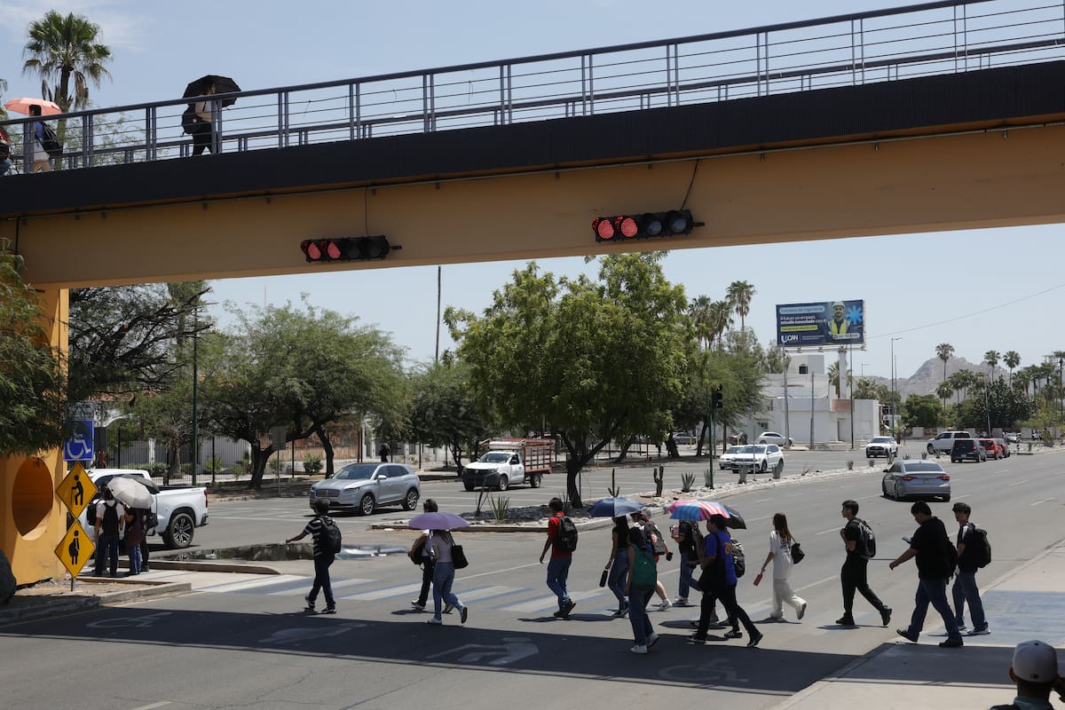 El cruce con semáforo peatonal del bulevar Luis Encinas frente a la Unison fue pensado para dar preferencia a personas con movilidad limitada, pero estudiantes lo usan para ahorrar tiempo y evitar el Sol mientras otros siguen prefiriendo el puente por seguridad