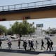 Unos usan cruce peatonal Unison; otros, puente por seguridad