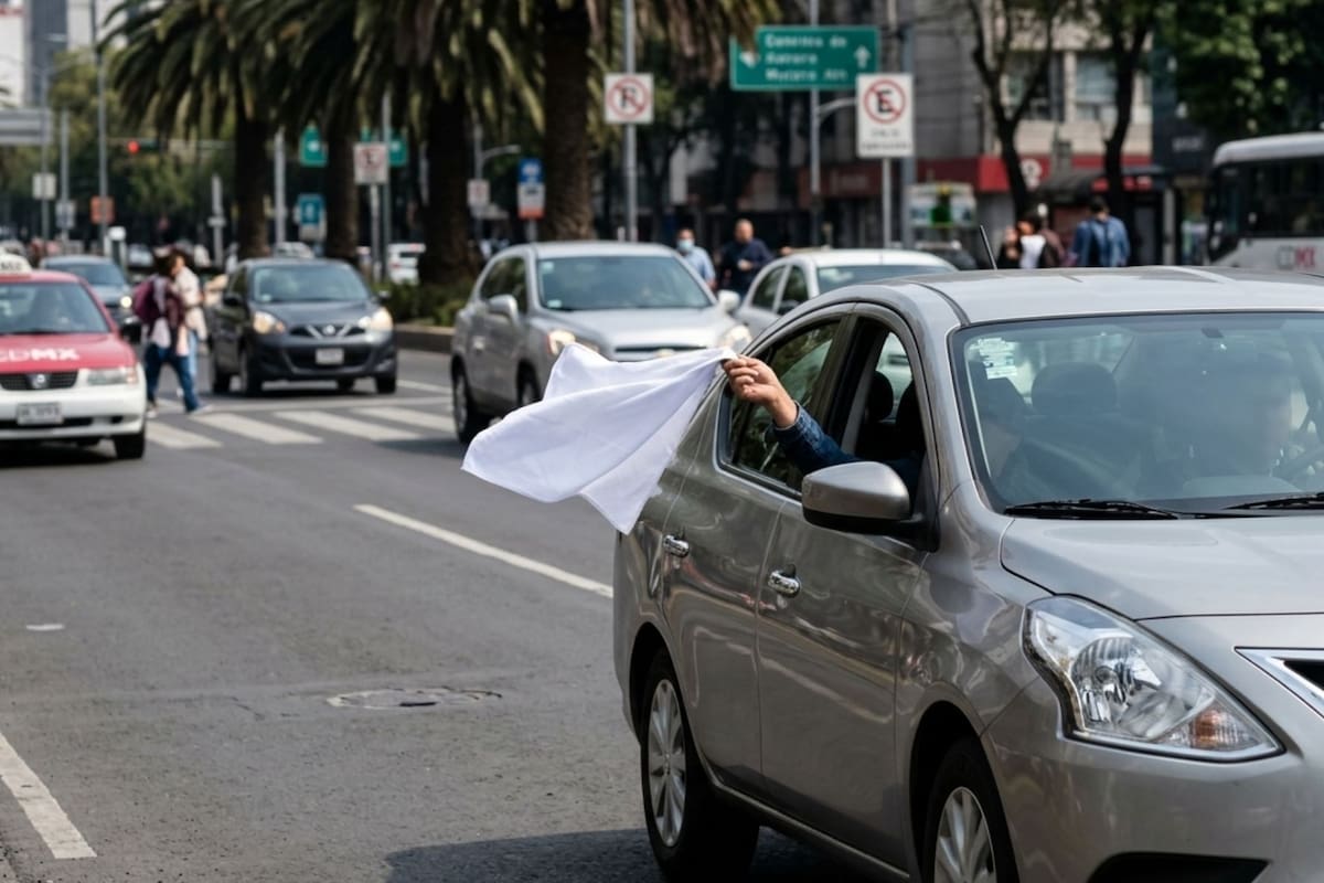 Sacar una toalla blanca por la ventana del auto te ayuda a avisar una emergencia, pero no te exime de las multas ni da prioridad de paso según el Reglamento de Tránsito