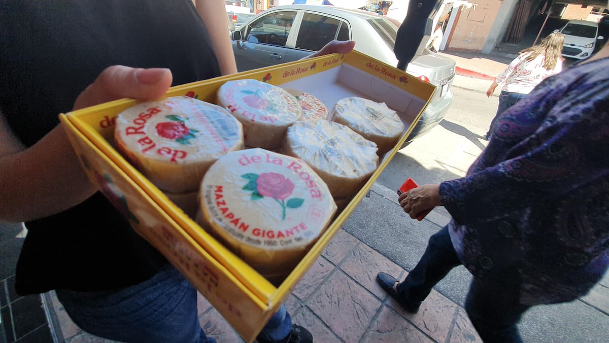 Ilustrativa.-Pertenecer a la banda de guerra de la primaria Fernando Aragón Moreno es el sueño de Carla Clarisa Domínguez González, vende mazapanes para comprar el tambor y el uniforme.