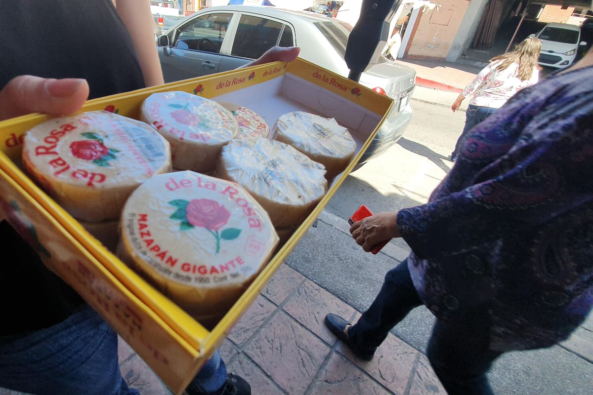 Niña vende mazapanes para cumplir su sueño