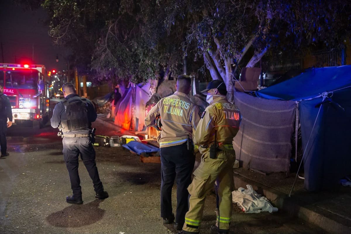 El cuerpo fue encontrado sobre la avenida Melchor Ocampo, en la Zona Centro; la causa de la muerte será determinada por la Fiscalía. Foto: Border Zoom