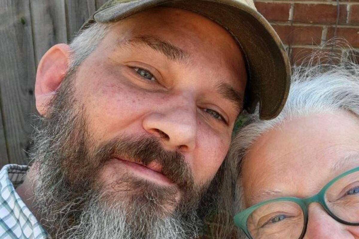 TV rusa muestra a 2 veteranos de EU capturados en Ucrania; iban a apoyar a combatir a Rusia