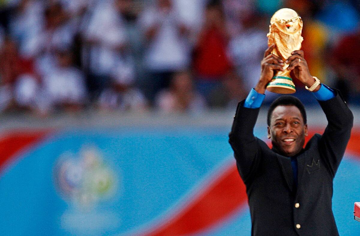 FOTO DE ARCHIVO: Pelé, leyenda del fútbol brasileño y miembro de las selecciones brasileñas ganadoras de los Mundiales de 1958, 1962 y 1970, sostiene el trofeo de la Copa del Mundo durante la ceremonia de inauguración del Mundial 2006 en Múnich, Alemania. 9 de junio de 2006. REUTERS/Dylan Martínez/