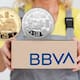 Si no vives en CDMX, Guadalajara o Monterrey, BBVA te envía las monedas de oro y plata del Mundial de Fútbol a tu sucursal local siempre que cumplas con la compra mínima de 180,000 pesos y cubras los costos de traslado