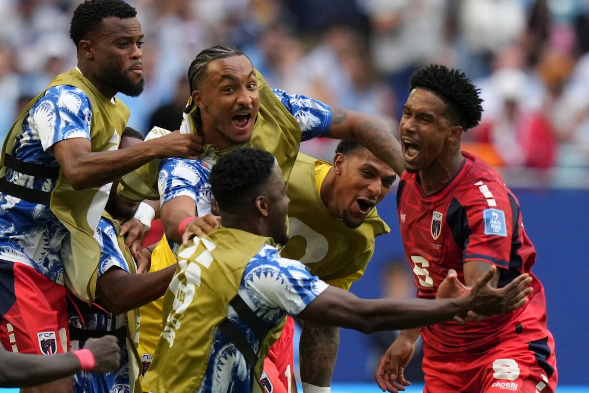 Kevin Pina, de Cabo Verde, festeja con sus compañeros tras abrir el marcador ante Uruguay en un duelo mundialista reealizado el sábado 21 de junio de 2026.│Foto: AP Foto/Lynne Sladky