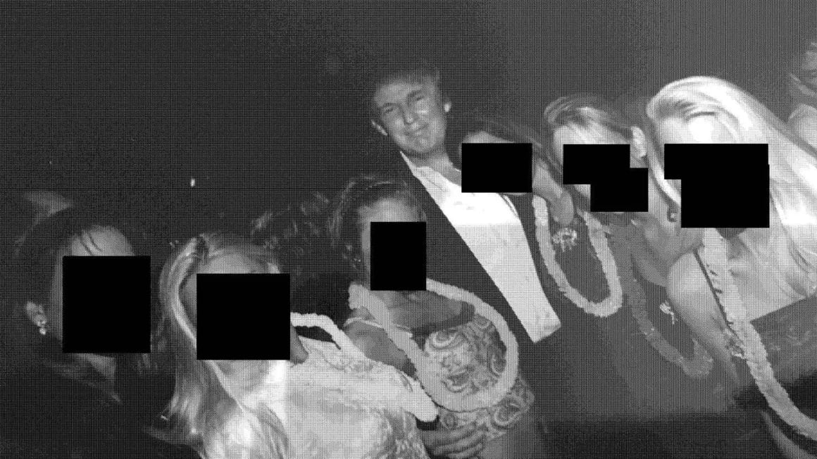 Demócratas relevan nuevas imágenes del archivo de Epstein donde aparece Trump junto a seis mujeres. Foto: CNN