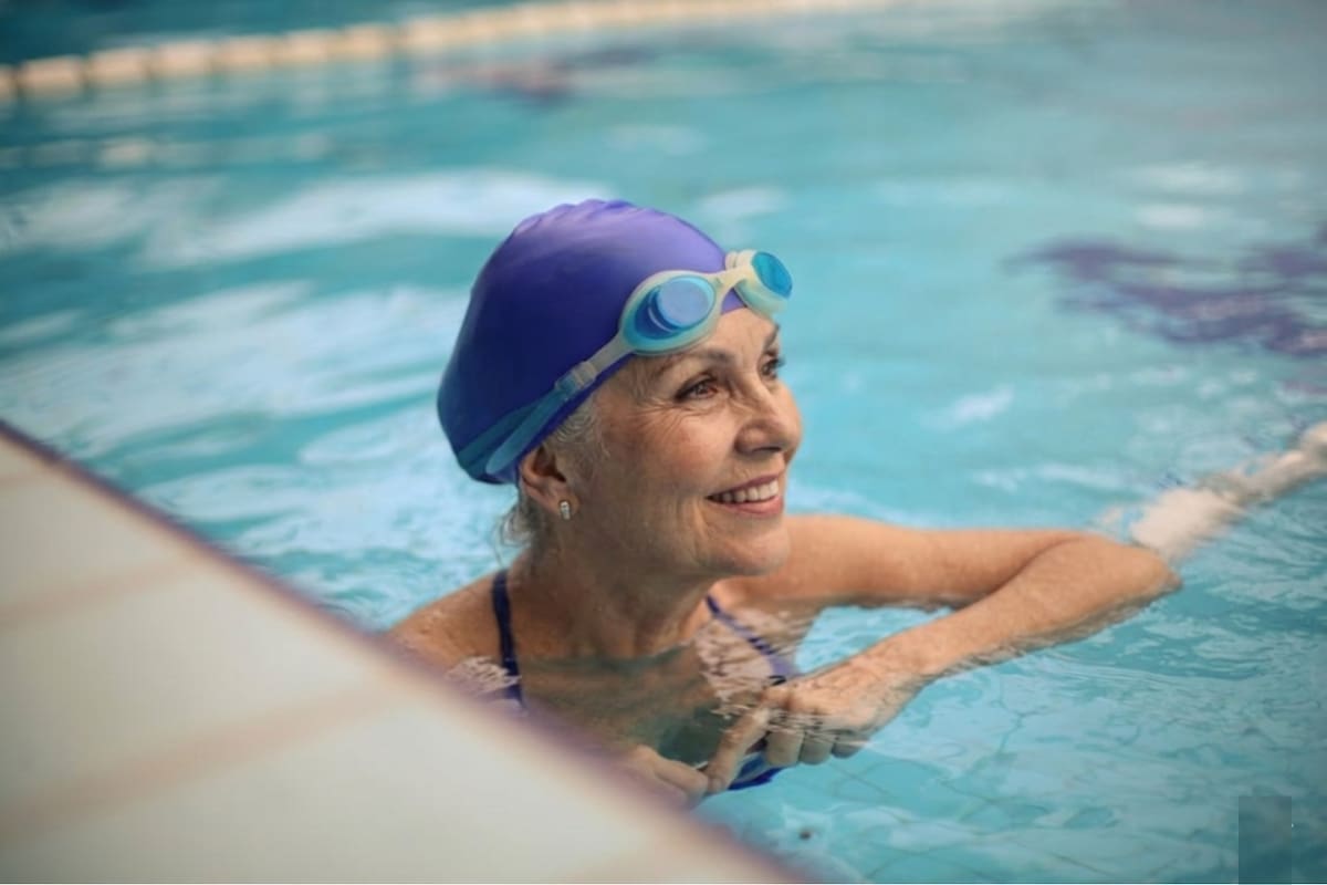 Qué beneficios tiene nadar después de los 60 años y por qué especialistas recomiendan este ejercicio para proteger articulaciones y mejorar la salud