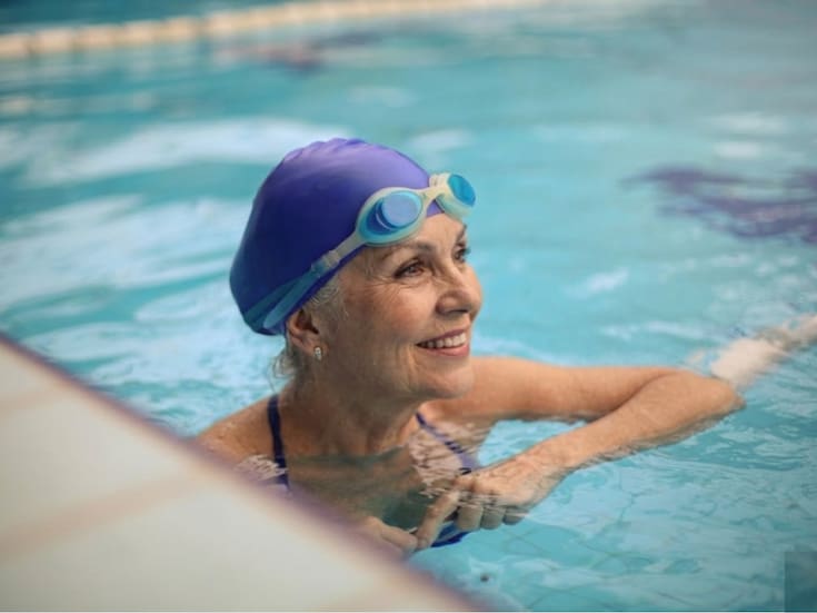 Qué beneficios tiene nadar después de los 60 años y por qué especialistas recomiendan este ejercicio para proteger articulaciones y mejorar la salud