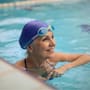 Qué beneficios tiene nadar después de los 60 años y por qué especialistas recomiendan este ejercicio para proteger articulaciones y mejorar la salud