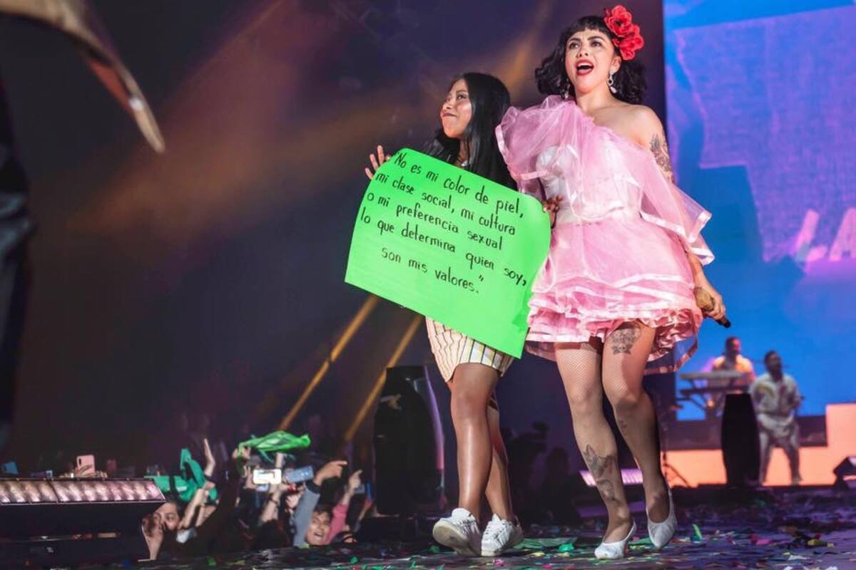 Yalitza Aparicio protesta en concierto de Mon Laferte
