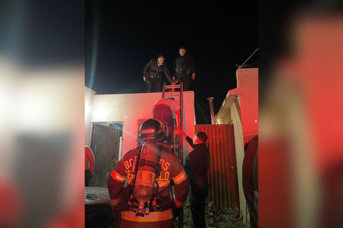 Policías salvan a pareja de incendio