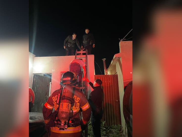 Policías salvan a pareja de incendio