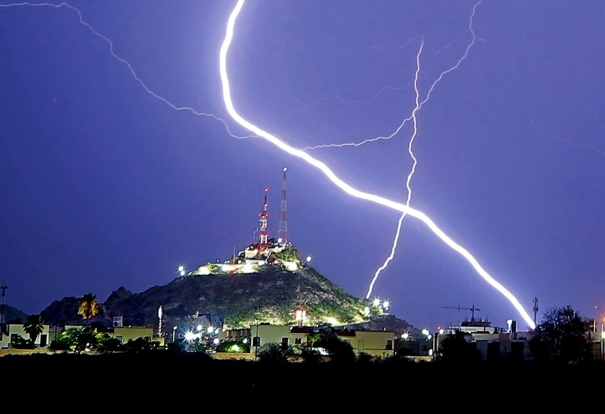 Gilberto Lagarda Vázquez, meteorólogo de la Conagua, destaca la importancia de contar con pararrayos. FOTO: JULIÁN ORTEGA