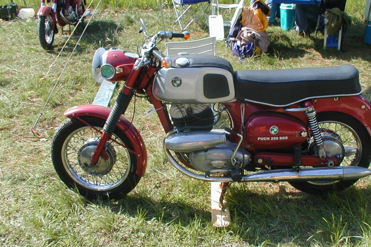 Descubre una moto de los años 60 enterrada en el jardín de su casa