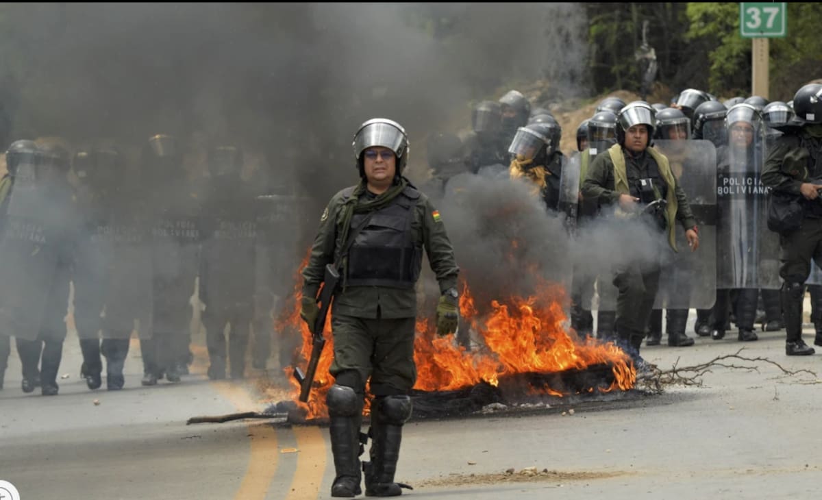 Policías antimotines se enfrentan con partidarios del expresidente boliviano Evo Morales durante un bloqueo carretero cerca de Cochabamba, Bolivia, el viernes 25 de octubre de 2024. / AP Foto-Daniel Cartagena