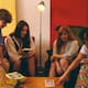 Clubes de lectura viven un auge mundial: leer en comunidad fortalece el hábito y beneficia la salud mental