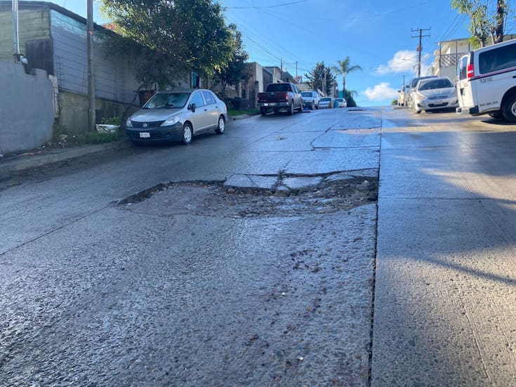 Aquejan baches y agrietamientos en avenida Orión del Pedregal de Santa Julia