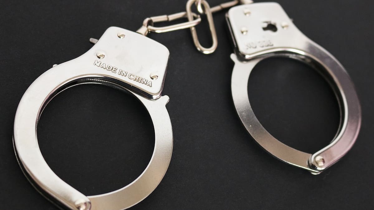 Maestra de 28 años en Estados Unidos es acusada de grooming infantil: Envió mensajes y fotografías sexuales a al menos tres alumnos de 14 años y proporcinó drogas a otros estudiantes