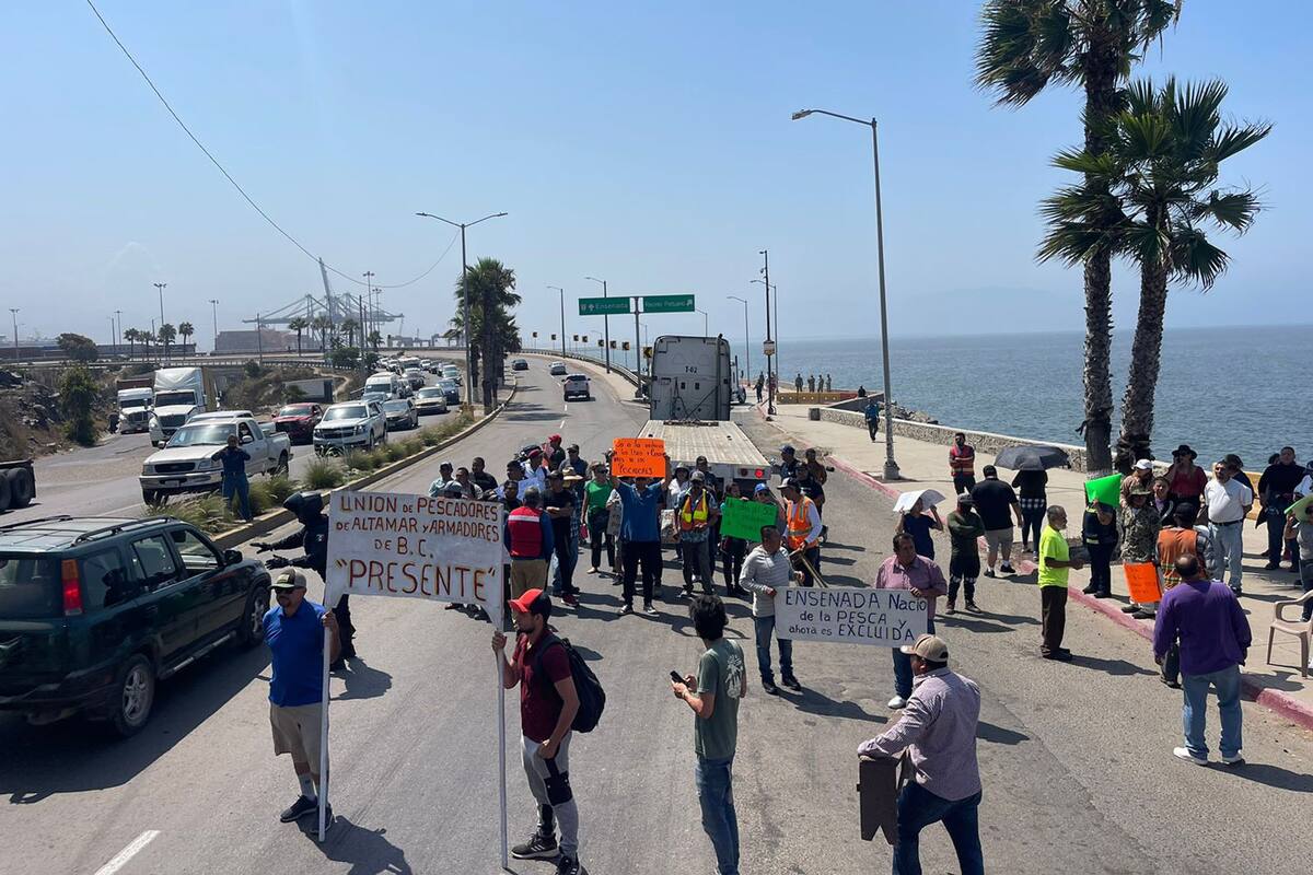 Pescadores de Ensenada bloquean acceso al puerto
