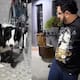 “De tal dueño, tal mascota”: Mujer capta a su esposo y a su perro enyesados al mismo tiempo… y en la misma pierna