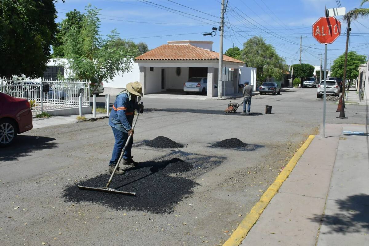 Empleados del Ayuntamiento realizan trabajos de bacheo en la colonia El Choyal.